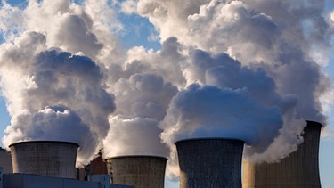 Wir Menschen sind für den Anstieg an CO2-Emissionen und damit für den Klimawandel verantwortlich. Im Bild: Ein Kohlekraftwerk in Neurath, Nordrhein-Westfalen. | Bild: picture alliance / Geisler-Fotopress | Christoph Hardt/Geisler-Fotopress