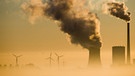 Ein Kohlekraftwerk und Windräder produzieren Strom. Mit dem Ausstieg aus der Kohle soll u.a. das Klimaschutzziel für Deutschland für 2030 erreicht werden. Doch werden wir es erreichen? | Bild: dpa-Bildfunk/Julian Stratenschulte