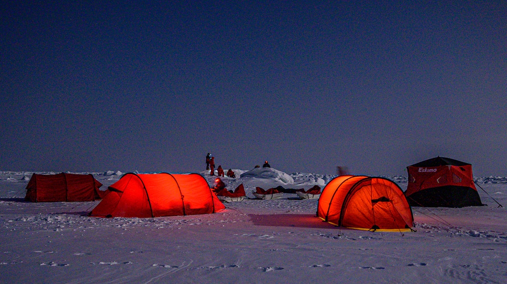 Die Zelte ermöglichen es den Wissenschaftlern, auch bei Temperaturen weit unter -30 °C Proben aus dem Eis zu entnehmen. | Bild: Alfred-Wegener-Institut / Ivo Beck (CC-BY 4.0) 