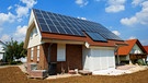 Neubau eines Wohnhaus mit Solardach | Bild: picture-alliance / blickwinkel / McPHOTO / B. Leitner 