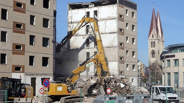 Ein seit 15 Jahren leerstehender Wohnblock in Halberstadt (Sachsen-Anhalt) wird derzeit abgerissen. | Bild: picture alliance / dpa / Matthias Bein