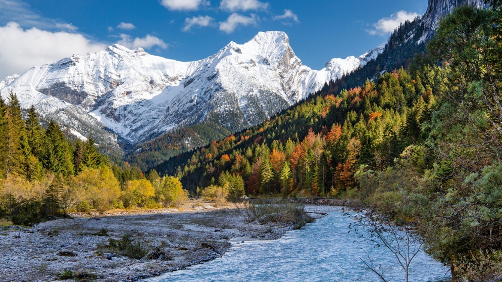 Herbstlandschaft im Rißtal mit Rißbach beim Großen Ahornboden, Karwendelgebirge, Tirol, Österreich. | Bild: picture alliance / imageBROKER | Günter Gräfenhain