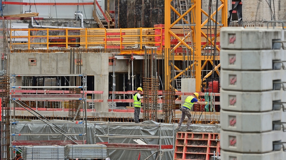 Arbeiter an einer Großbaustelle mit Beton in Frankfurt am Main. | Bild: picture-alliance/dpa/Foto: Daniel Kubirski