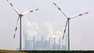 Windräder vor Kohlekraftwerk: Der Zuwachs an erneuerbaren Energien, insbesondere durch Windkraft, hat im Jahr 2018 rund 184 Millionen Tonnen Kohlendioxid eingespart. | Bild: picture-alliance/ dpa/dpaweb