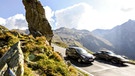 Autos in den Alpen: zwei schnelle Fahrzeuge beim Großglockner in Österreich. Straßenverkehr macht einen der größten Anteile beim CO2-Ausstoß aus. | Bild: picture alliance / blickwinkel