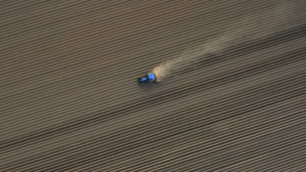 Traktor auf dem Acker | Bild: picture-alliance/dpa