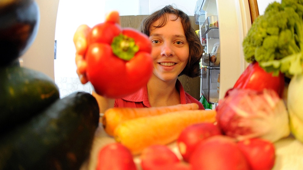 Frau nimmt Gemüse aus dem Kühlschrank | Bild: picture-alliance/dpa