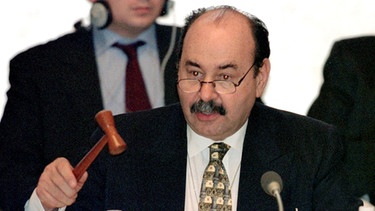 Sitzungspräsident Estrada verabschiedet 1997 in Kyoto das Klimaschutzprotokoll | Bild: picture-alliance/dpa