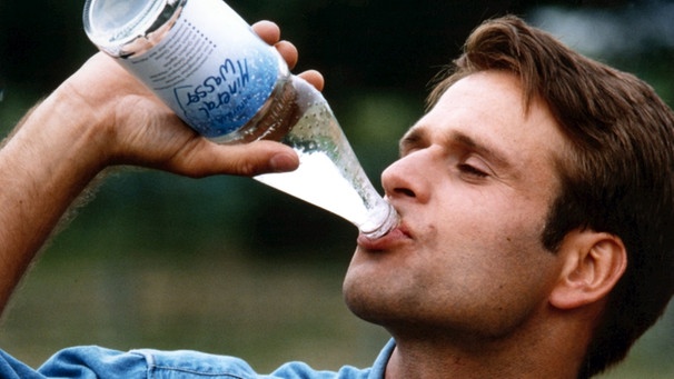 Mann trinkt Wasser | Bild: picture-alliance/dpa