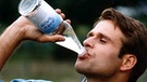 Mann trinkt Wasser | Bild: picture-alliance/dpa