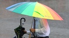 Mann mit Regenschirm | Bild: picture-alliance/dpa