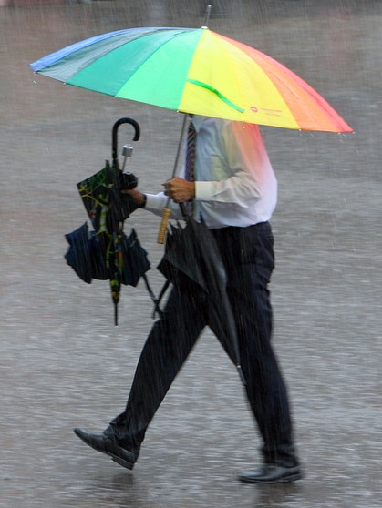 Mann mit Regenschirm | Bild: picture-alliance/dpa