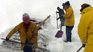 Männer schaufeln Schnee | Bild: picture-alliance/dpa