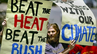 Demonstranten protestieren gegen US-amerikanisches Nein zum Kyoto-Protokoll | Bild: picture-alliance/dpa