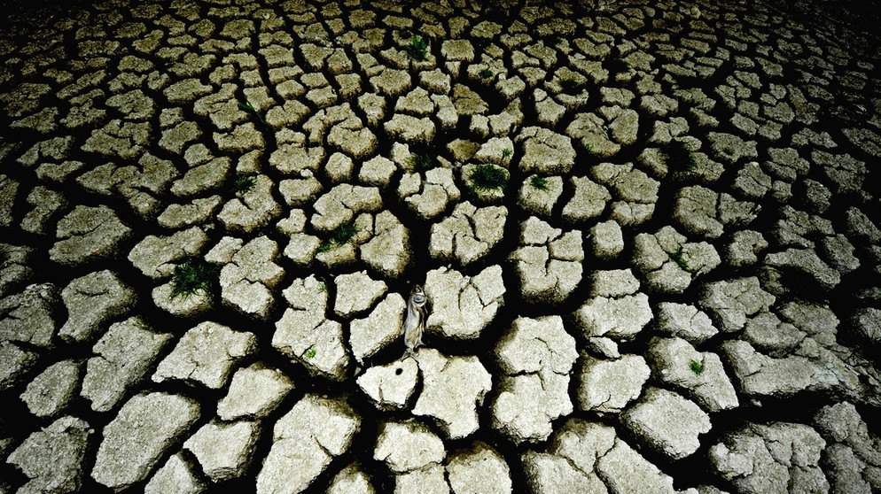 Ausgetrocknete, rissiger Boden: Durch den Klimawandel entsteht regional Dürre und extreme Trockenheit. | Bild: picture-alliance/dpa