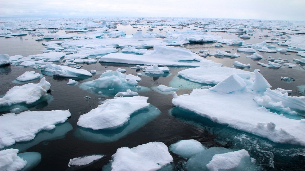 Arktisches Meereis zwischen Ostgrönland und Spitzbergen und die Folgen des Klimawandels. Jahr für Jahr schrumpft durch die globale Erwärmung die Fläche am Nordpol, die noch von Meereis bedeckt ist. | Bild: Sebastian Menze/Alfred-Wegener-Institut/dpa