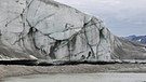 Abbruchkante eines Gletschers in Ostgrönland. Der Rückgang des Eises auf dem Felsen ist deutlich zu erkennen. Grönlands Gletscher schmelzen durch den Klimawandel. | Bild: picture-alliance/dpa