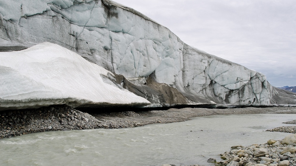 Abbruchkante eines Gletschers in Ostgrönland. Der Rückgang des Eises auf dem Felsen ist deutlich zu erkennen. Grönlands Gletscher schmelzen durch den Klimawandel. Das "Ewige Eis" unserer Polkappen schmilzt: Am Nord- und Südpol macht sich der Klimawandel besonders bemerkbar. Könnten Arktis und Antarktis im Sommer bald eisfrei sein und was sind die Folgen, wenn große Mengen an Eis schmelzen? | Bild: picture-alliance/dpa