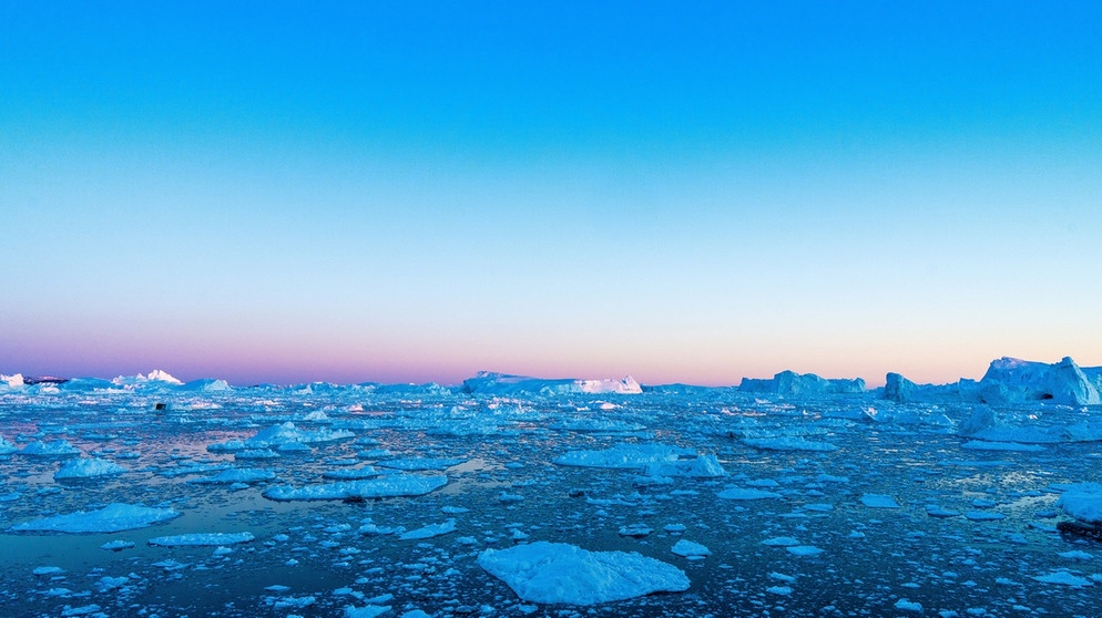 Eisberge in der Nähe von Grönland. Der Klimawandel beeinflusst besonders die Arktis um den Nordpol herum. Schmilzt dort nun das ewige Eis? | Bild: picture alliance / NurPhoto | Ulrik Pedersen