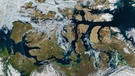 Die Nordwestpassage in der Arktis war im Sommer 2016 nahezu vollständig eisfrei. Eigentlich galt die Nordwestpassage durch den kanadisch-arktischen Archipel als nicht schiffbar, doch der Klimawandel lässt das Eis schmelzen. Das "Ewige Eis" unserer Polkappen schmilzt: Am Nord- und Südpol macht sich der Klimawandel besonders bemerkbar. Könnten Arktis und Antarktis im Sommer bald eisfrei sein und was sind die Folgen, wenn große Mengen an Eis schmelzen? | Bild: NASA