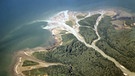 Internationale Studie: Wie viel Wasser Flüsse führen, hat sich zwischen 1971 und 2010 stark verändert.  | Bild: picture alliance/blickwinkel/Luftbild Bertram