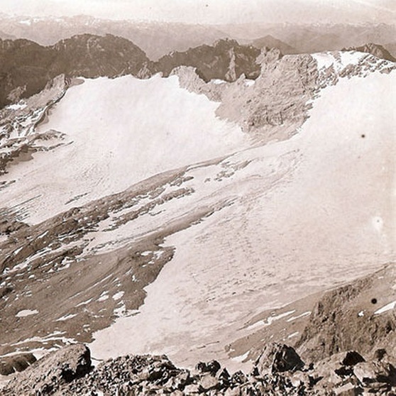 Blick auf den südlichen Schneeferner-Gletscher auf dem Zugspitzplatt im Jahr 1897. | Bild: www.bayerische-gletscher.de