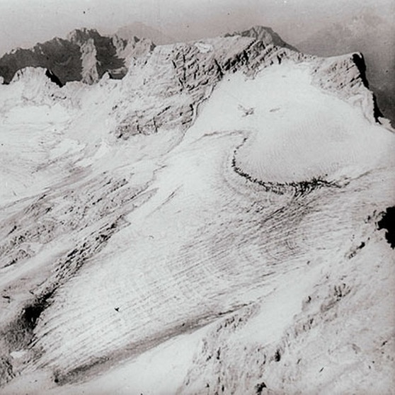 Blick auf den nördlichen Schneeferner-Gletscher auf dem Zugspitzplatt in den 1920er-Jahren. | Bild: www.bayerische-gletscher.de