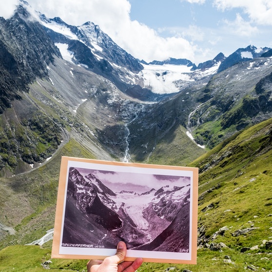 Der Alpeiner Ferner in den Stubaier Alpen in Österreich im Sommer 2019 und im Vergleich dazu auf einer Aufnahme um 1935. Im direkten Vergleich wird deutlich, wie stark die Schmelze bei dem Gletscher durch den Klimawandel ist. Seit 1850 hat der Gletscher etwa 2,5 Kilometer an Länge verloren. | Bild: Simon Schöpf, österreichischer Alpenverein