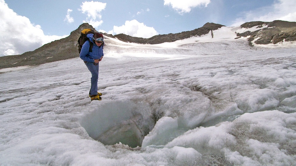 Gefährliche Eislöcher im Kesselwandferner-Gletscher | Bild: BR/Gut zu wissen
