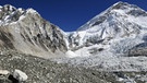 Blick über den Khumbu-Gletscher auf das Mount Everest Basislager, Himalaja. | Bild: picture alliance/imageBROKER/Egmont Strigl