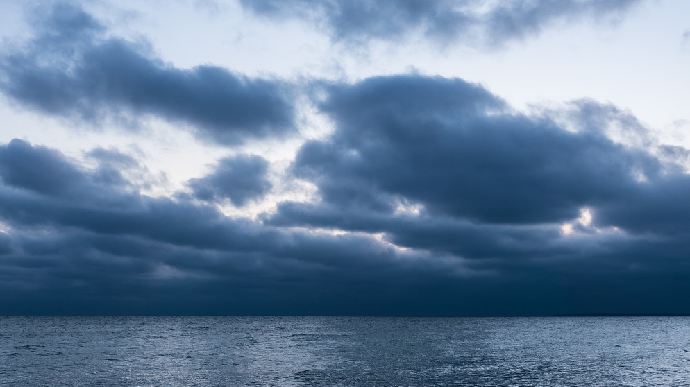 Dunkle Wolken über dem Meer. Die Rolle des Golfstroms für unser Klima: Ohne ihn wäre es bei uns im Schnitt fünf bis zehn Grad kälter. Mit ihm und seiner steten Erwärmung verändert sich ebenfalls unser Klima.  | Bild: colourbox.com