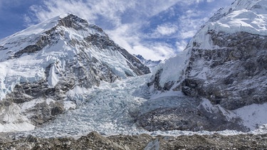 Der Kumbhu-Gletscher in Nepal. Studien zeigen, dass auch die Himalaja-Gletscher durch den Klimawandel immer schneller schmelzen. | Bild: picture-alliance / imageBROKER