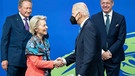 US-Präsident Joe Biden begrüßt die Präsidentin der Europäischen Kommission Ursula von der Leyen | Bild: picture-alliance/dpa
