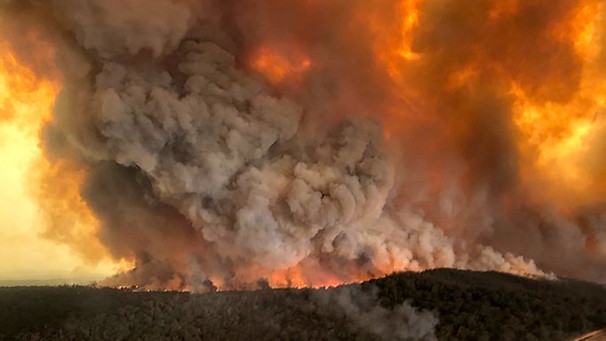 Dichte Rauchwolken steigen über einem Wald Australiens auf, als dort 2020 die verheerenden Waldbrände wüteten. Nur eine mögliche Folge des Klimawandels, vor dem der Weltklimarat IPCC warnt. Der neueste Weltklimabericht nimmt auch erstmals Extremwetter als Folge der Erderwärmung ins Visier.  | Bild: dpa-Bildfunk/Glen Morey