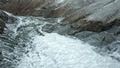 Das am 30. November 2017 aufgenommene Foto zeigt den Laohugou-Gletscher Nr. 12 in den Qilian-Bergen in der nordwestchinesischen Provinz Gansu. Alle touristischen Einrichtungen des Laohugou-Gletschers Nr. 12 wurden vollständig entfernt, um den Gletscher zu erhalten. | Bild: picture alliance / Photoshot