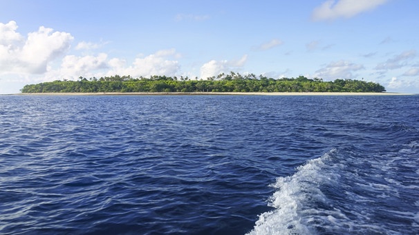 Die flachen Fidschi-Inseln sind besonders vom Klimawandel betroffen: Wenn die Pole schmelzen, steigt der Meeresspiegel stark an. | Bild: picture alliance / Jürgen Schwenkenbecher