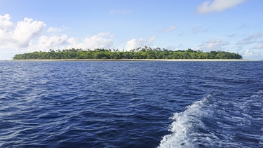 Die flachen Fidschi-Inseln sind besonders vom Klimawandel betroffen: Wenn die Pole schmelzen, steigt der Meeresspiegel stark an. | Bild: picture alliance / Jürgen Schwenkenbecher