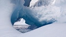 Eisberg in der Antarktis. Das "Ewige Eis" unserer Polkappen schmilzt: Am Nord- und Südpol macht sich der Klimawandel besonders bemerkbar. Könnten Arktis und Antarktis im Sommer bald eisfrei sein? Was sind die Folgen, wenn große Mengen an Eis schmelzen?  | Bild: picture-alliance/dpa