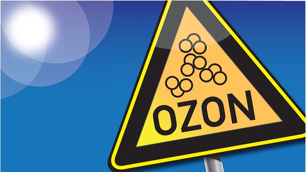 Warnschild mit der Aufschrift Ozon. Ozon und das Ozonloch besorgt Wissenschaftler. Nach dem Verbot von FCKW schien es, als ob die Ozonschicht heile. Aber auch der Klimawandel fördert das Ozonloch. | Bild: colourbox.com