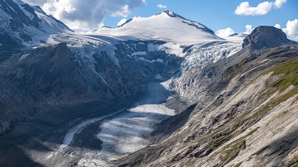 Die Pasterze am Fuße des Großglockners ist der größte Gletscher Österreichs. Diese Aufnahme stammt vom 21. August 2020 und zeigt deutlich, wie groß der Verlust an Eismasse durch die Gletscherschmelze ist.  | Bild: picture alliance/APA/picturedesk.com
