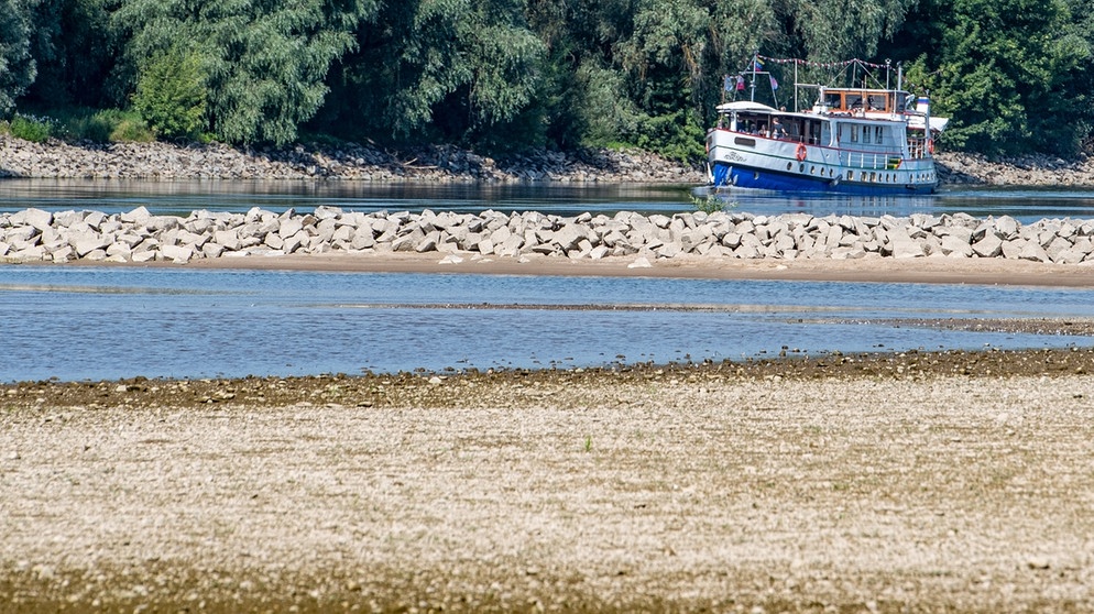 Ein Schiff auf der Donau mit Niedrigwasser Ende Juli 2019 bei Mariaposching in Bayern. Auch im
Rekordsommer 2019 fielen deutlich weniger Niederschläge als im langjährigen Mittel. | Bild: picture alliance/dpa