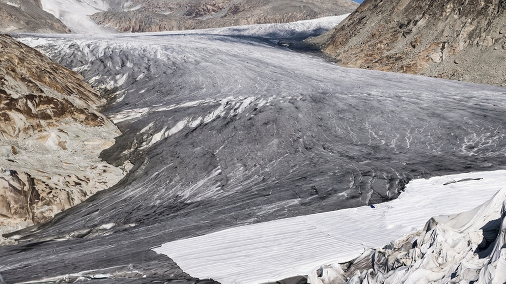 Abdeckung der Eishöhlen am Ende der Gletscherzunge des Rhonegletschers im Sommer 2018  | Bild: picture alliance/KEYSTONE