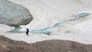 Drei der fünf deutschen Gletscher könnten schon bald der Vergangenheit angehören. Hier der Schneeferner-Gletscher auf der Zugspitze. (2015) | Bild: dpa-Bildfunk/Stephan Jansen