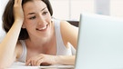 Frau sitzt vor Laptop | Bild: colourbox.com