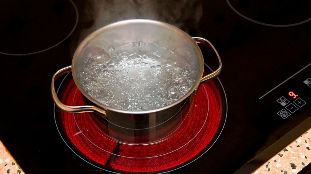 Topf mit kochendem Wasser auf Herplatte, die zu groß ist. | Bild: colourbox.com