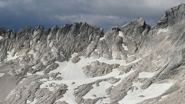 Schnee liegt auf dem Gletscherrest des Südlichen Schneeferners | Bild: dpa-Bildfunk/Angelika Warmuth