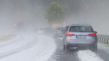 Winterliche Fahrverhältnisse im Juli auf Bayerns Straßen aufgrund von Hagel | Bild: picture alliance / blickwinkel/A. Hartl | A. Hartl