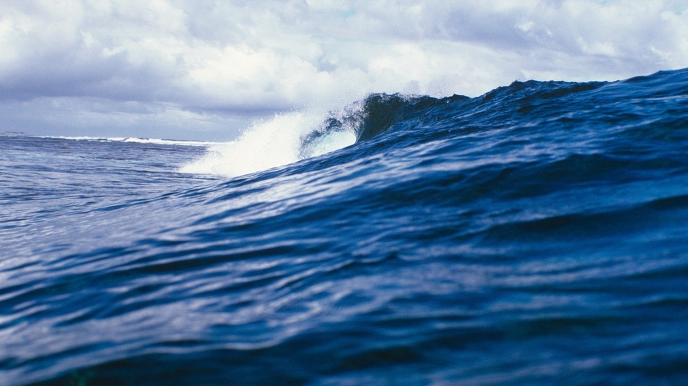 Welle auf dem Meer | Bild: picture-alliance/dpa