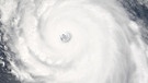 Wetter: Satellitenbild von Hurrikan "Katrina" über dem Golf von Mexiko. Wie entstehen Wetterphänomene wie Winde, Föhn, Gewitter, Blitze oder Hurrikane und Tornados? Die globalen Windsysteme, Meeresströmungen und die Erdrotation beeinflussen unser Wetter. | Bild: picture-alliance/dpa
