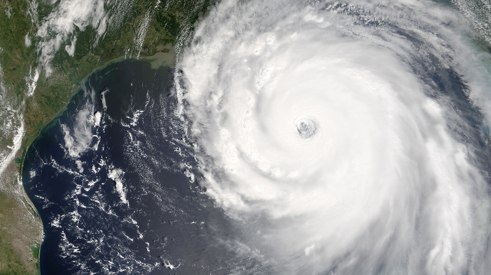 Wetter: Satellitenbild von Hurrikan "Katrina" über dem Golf von Mexiko. Wie entstehen Wetterphänomene wie Winde, Föhn, Gewitter, Blitze oder Hurrikane und Tornados? Die globalen Windsysteme, Meeresströmungen und die Erdrotation beeinflussen unser Wetter. | Bild: picture-alliance/dpa